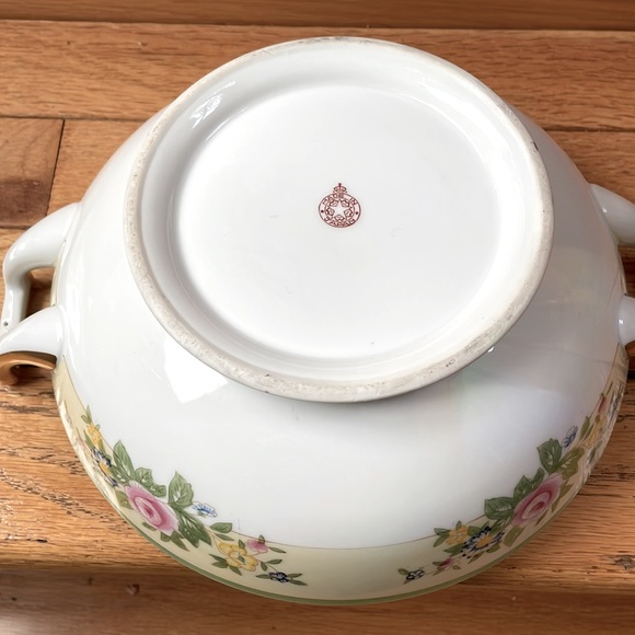 White Floral Serving Dish With Lid Size 9” - Picture 4 of 4